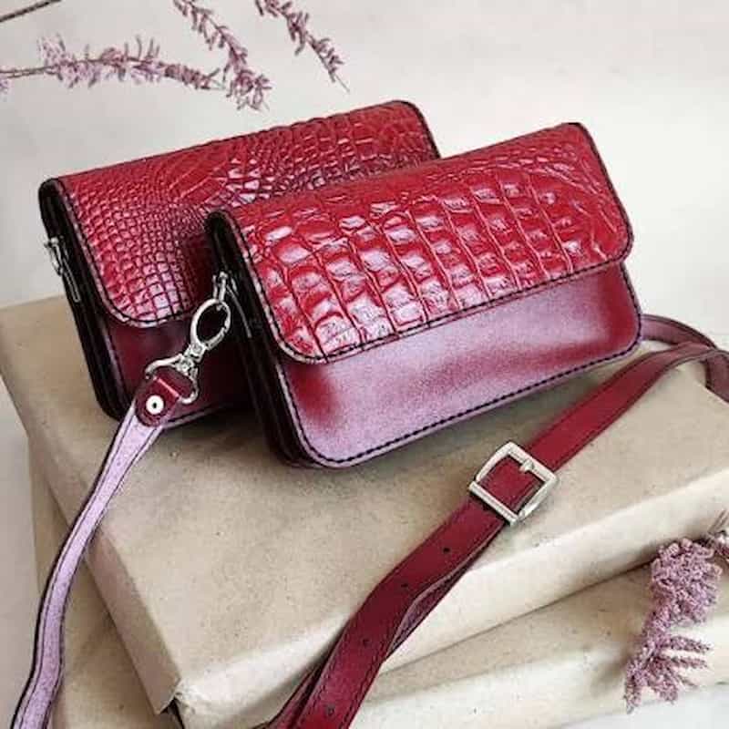 کیف چرمی قرمز با طراحی شیک و رنگ خاص